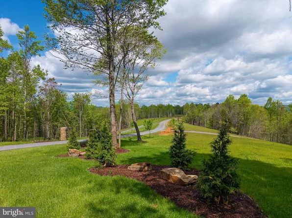 2 Gauley Ridge Rd, Mount Nebo, WV 26679