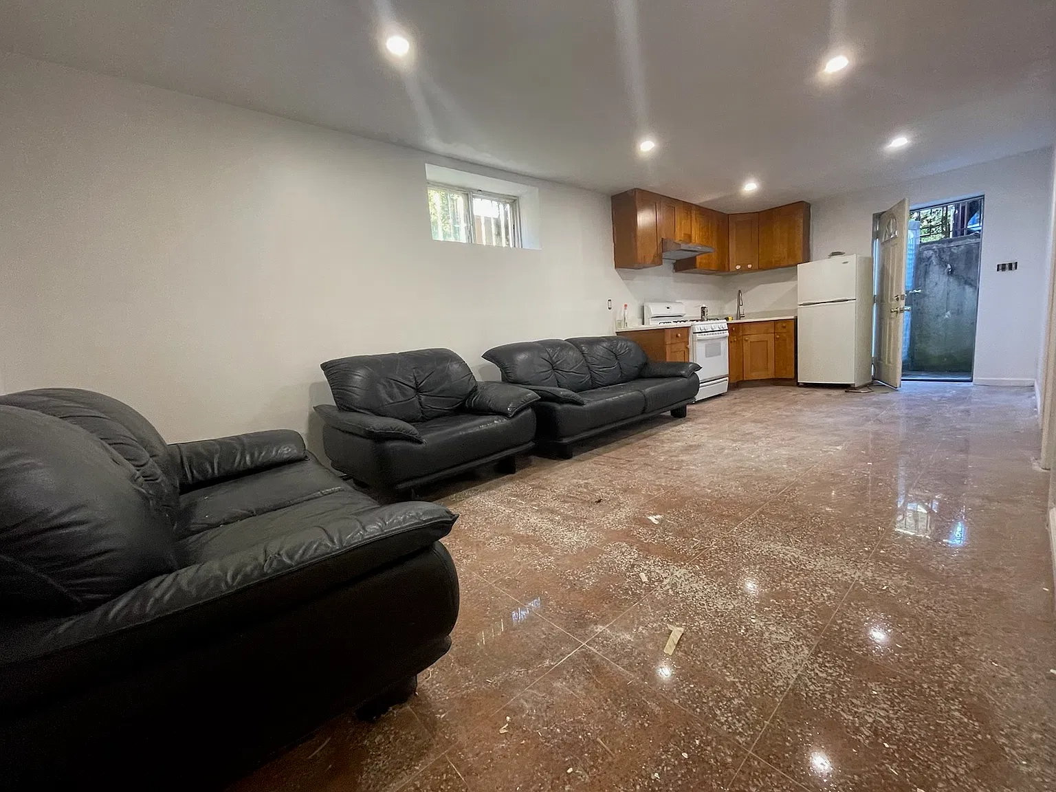 3 bed, 1000 sqft, $2,100 — Photo 1