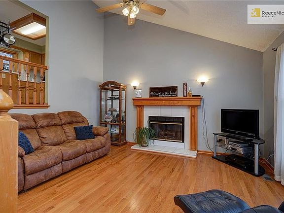 4th image of 2305 NE Bridgeport Dr