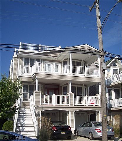 1st image of 826 E 6th St
