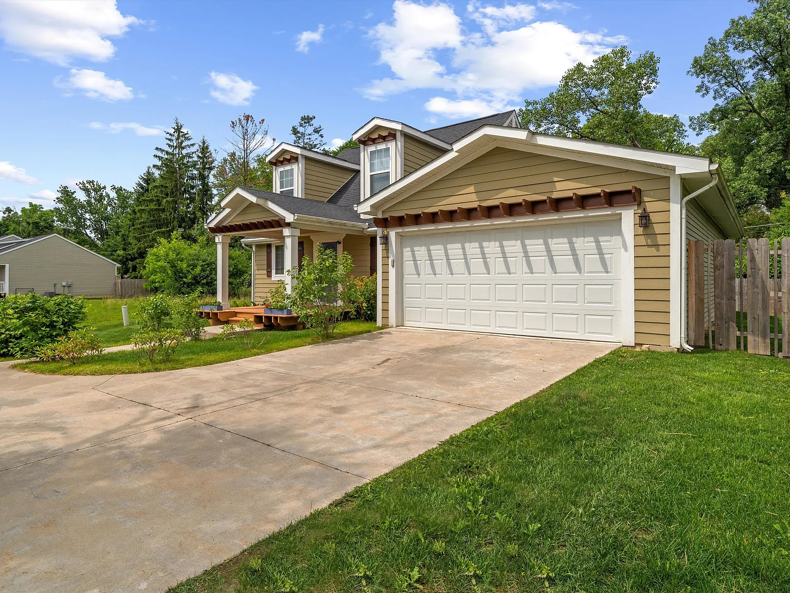 3 bed, 2.5 bath, 2038 sqft, $3,200 — Photo 4
