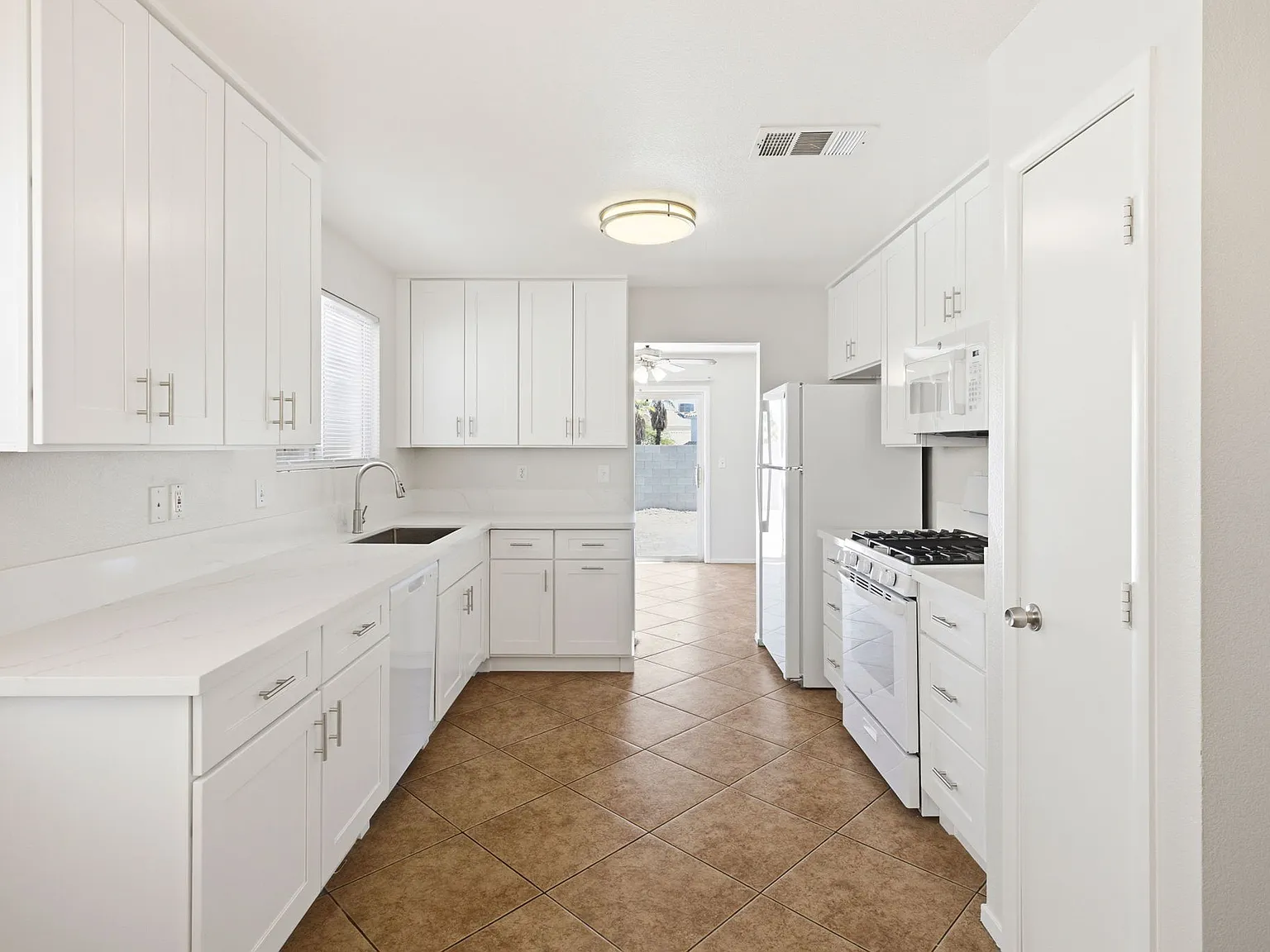 3 bed, 1515 sqft, $1,900 — Photo 4
