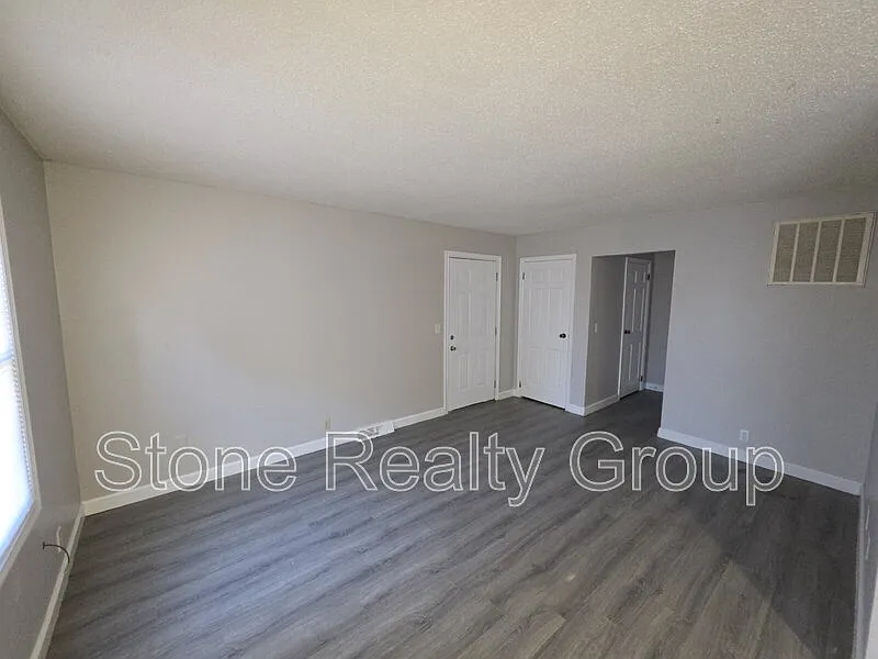 625 S Austin St — Photo 2