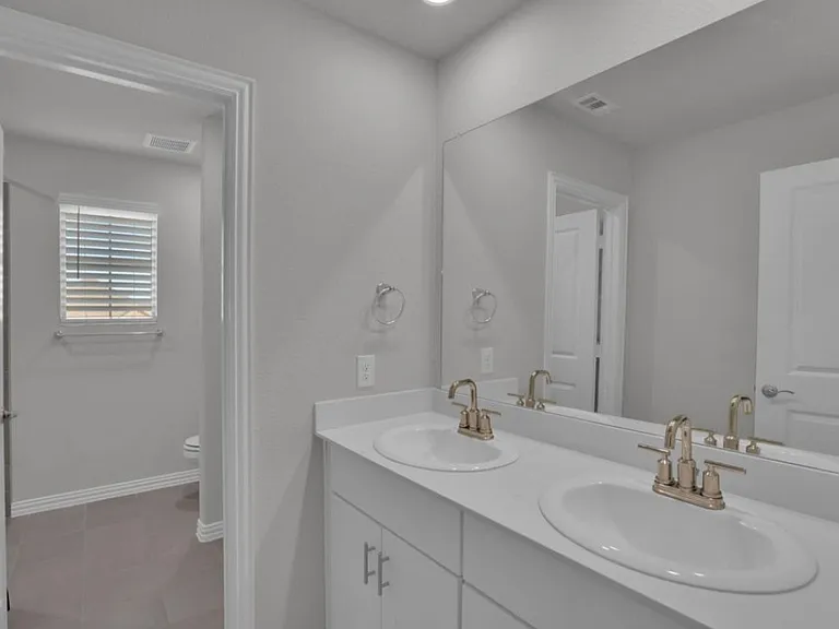 Bathroom 3_upstairs.