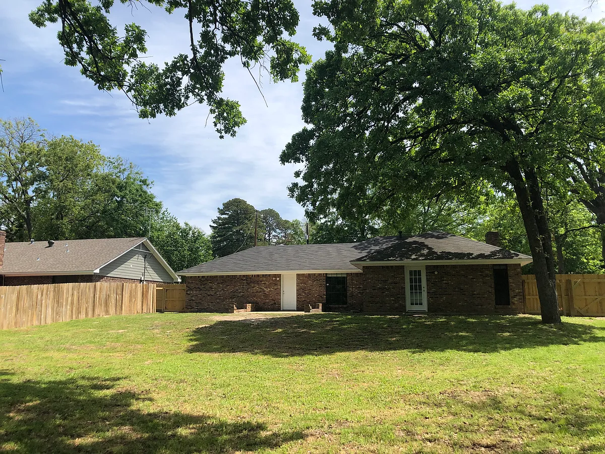 Building Photo - 15970 Echo Glen Dr