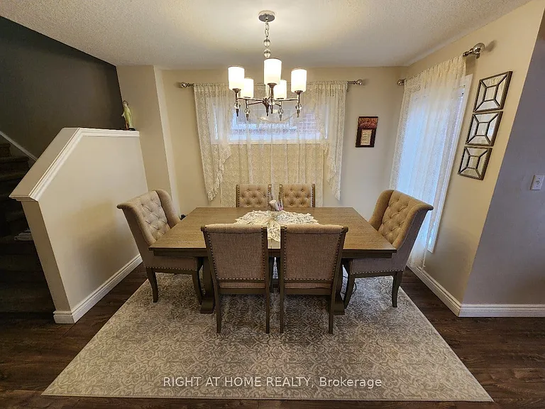 49 Curzon Cres — Photo 3