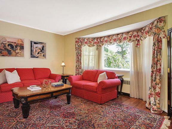 5th image of 75 Essex Ct
