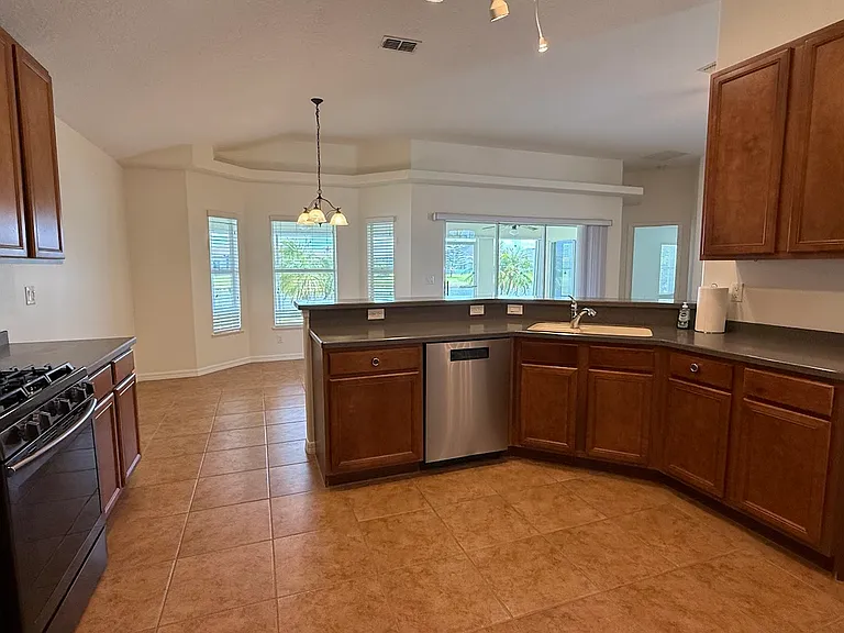 515 S Valencia Cir SW — Photo 10