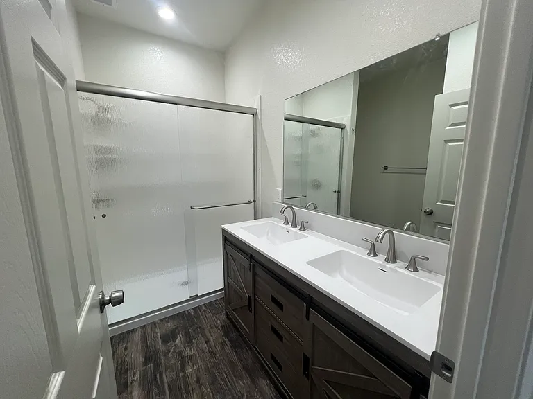 202 W 7th St — Photo 17