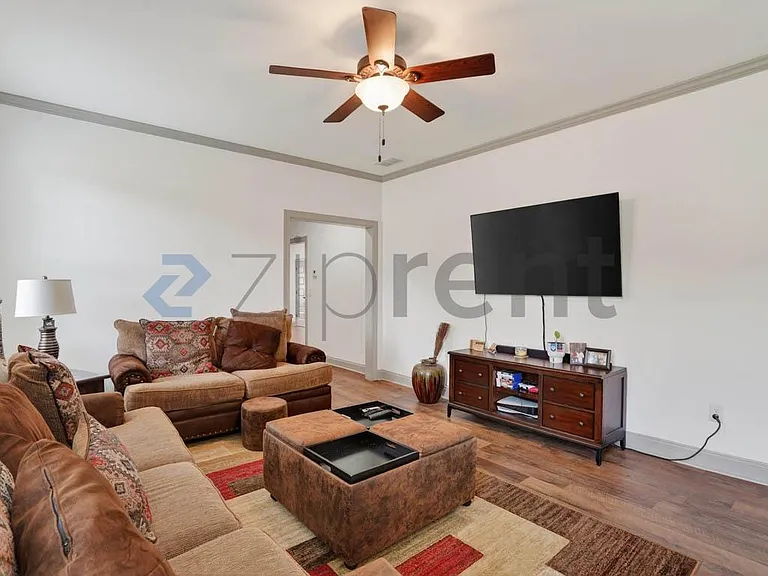 1934 Elizabeth St — Photo 6
