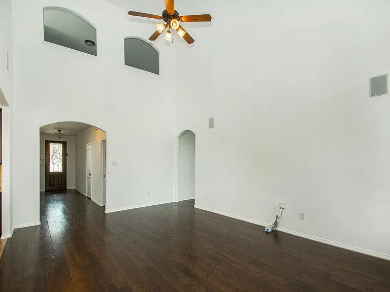 917 Swan Ridge Dr — Photo 2