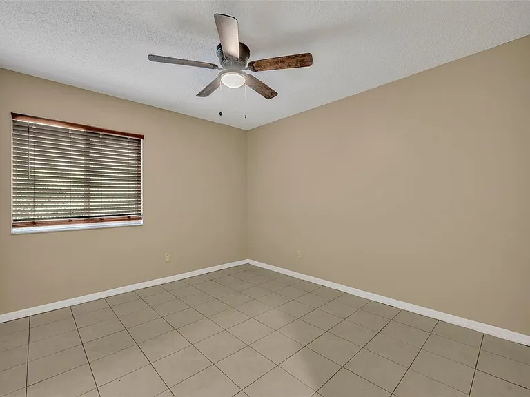 932 Robinhood Ct — Photo 13