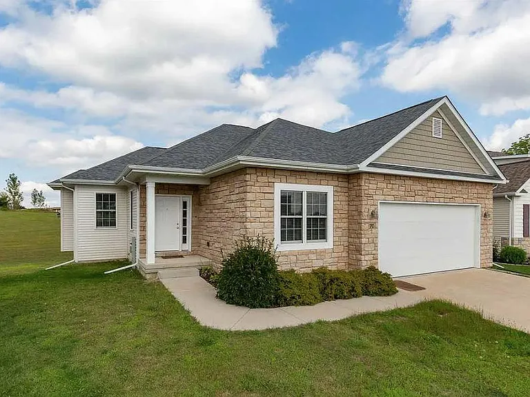 70 Cobblestone Ln — Photo 1