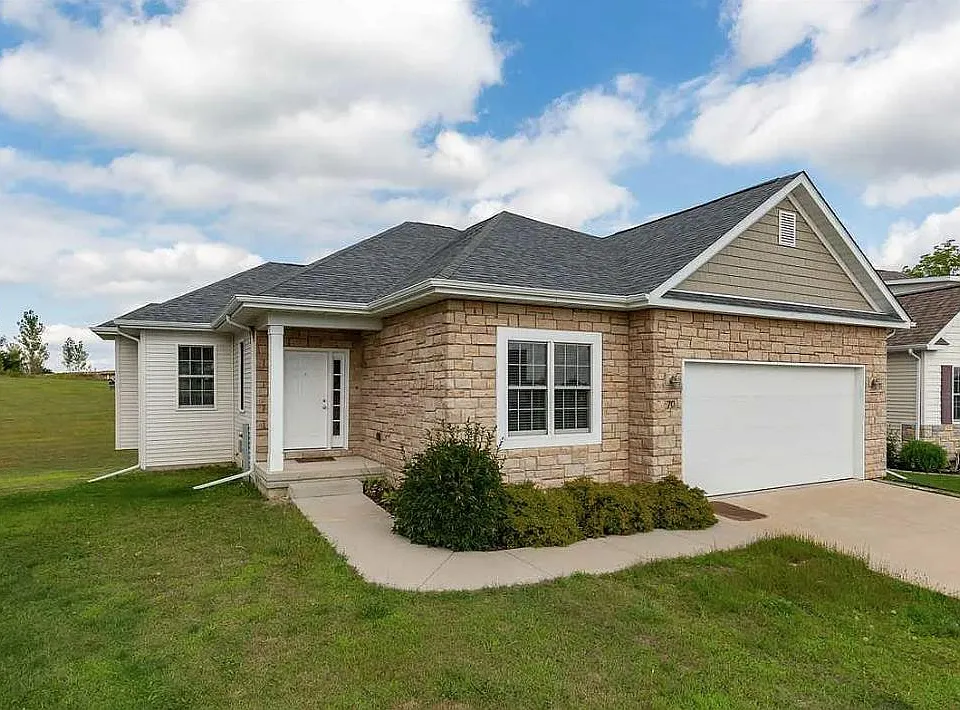 72 Cobblestone Ln