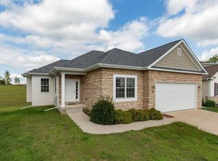 70 Cobblestone Ln, Le Claire, IA 52753