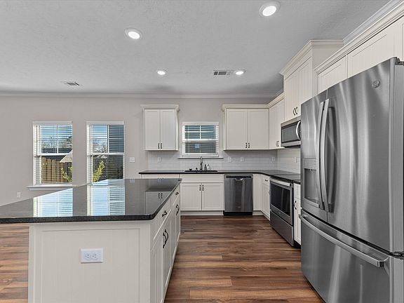 5th image of 429 Arrowwood Dr