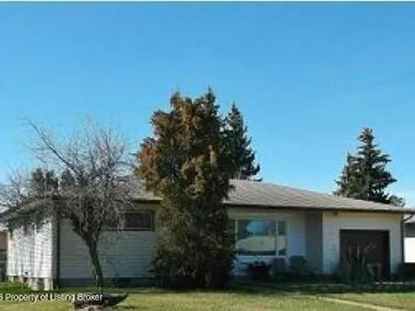 915 6th St W, Dickinson, ND 58601