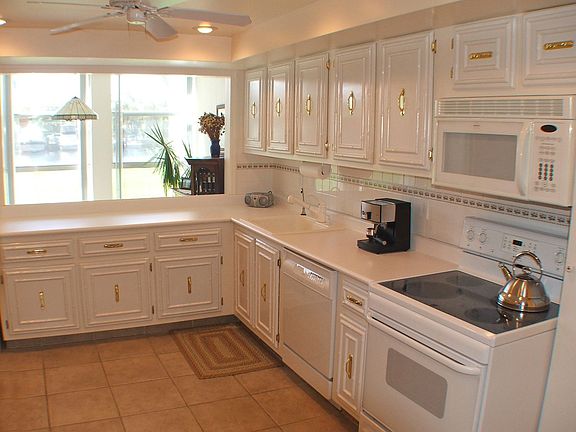 Updated Eat-In Kitchen