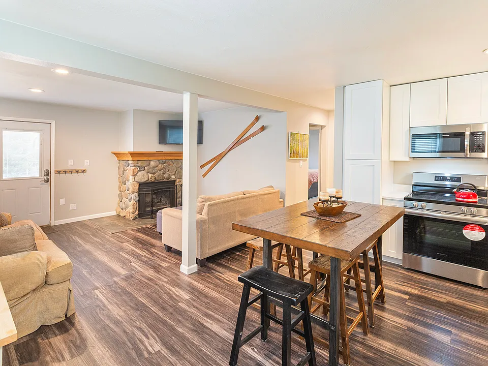 216 Pitkin St #3