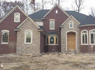 1821 Oak Forest Dr E, Troy, MI 48085