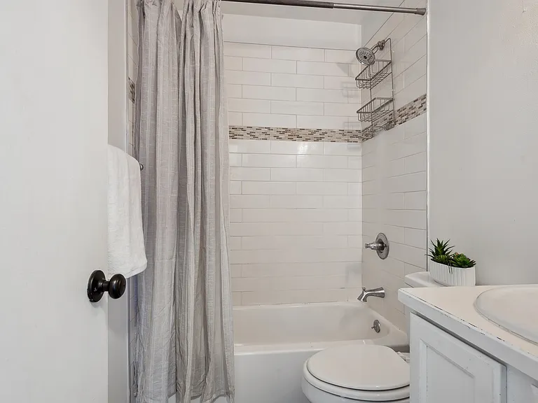 1680 N Syracuse St — Photo 16