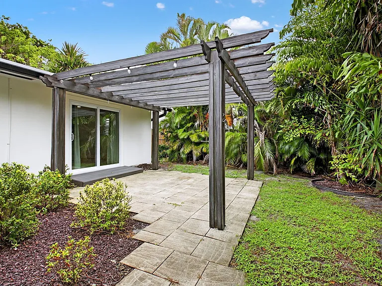 725 Heron Dr — Photo 32