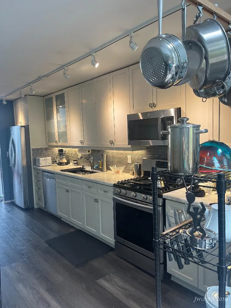 Furnished! Custom Designed Loft. Top Floor. City Views! — Photo 3
