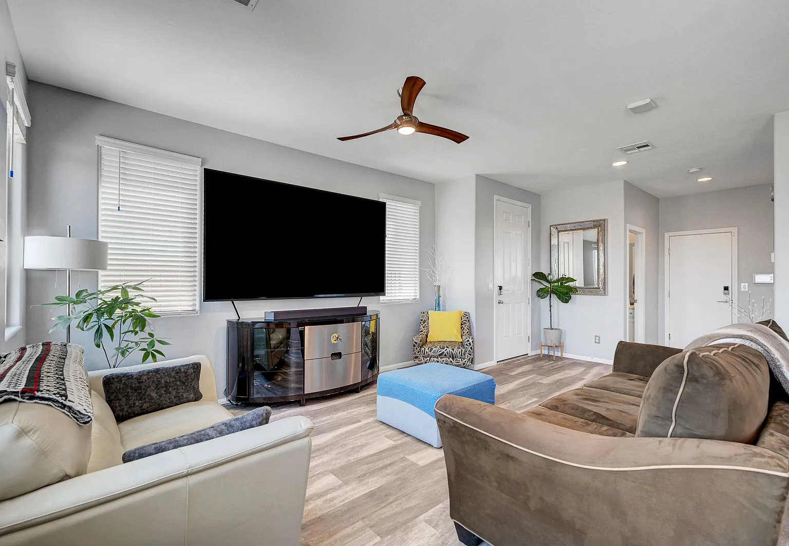3 bed, 2.5 bath, 1965 sqft, $2,200 — Photo 2