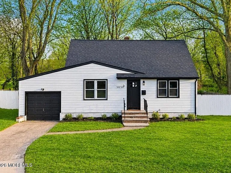 5 Lois Ave — Photo 26