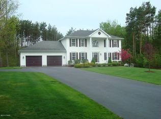 8 Brookside Rd, Waymart, PA 18472