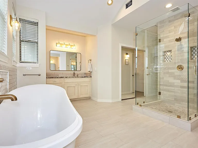110 E Detering St — Photo 21