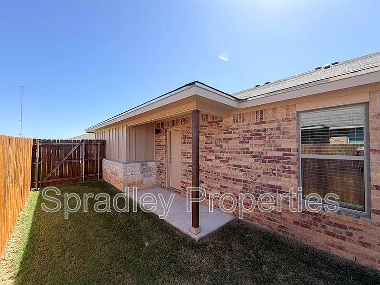 1047B Edwards Dr — Photo 7