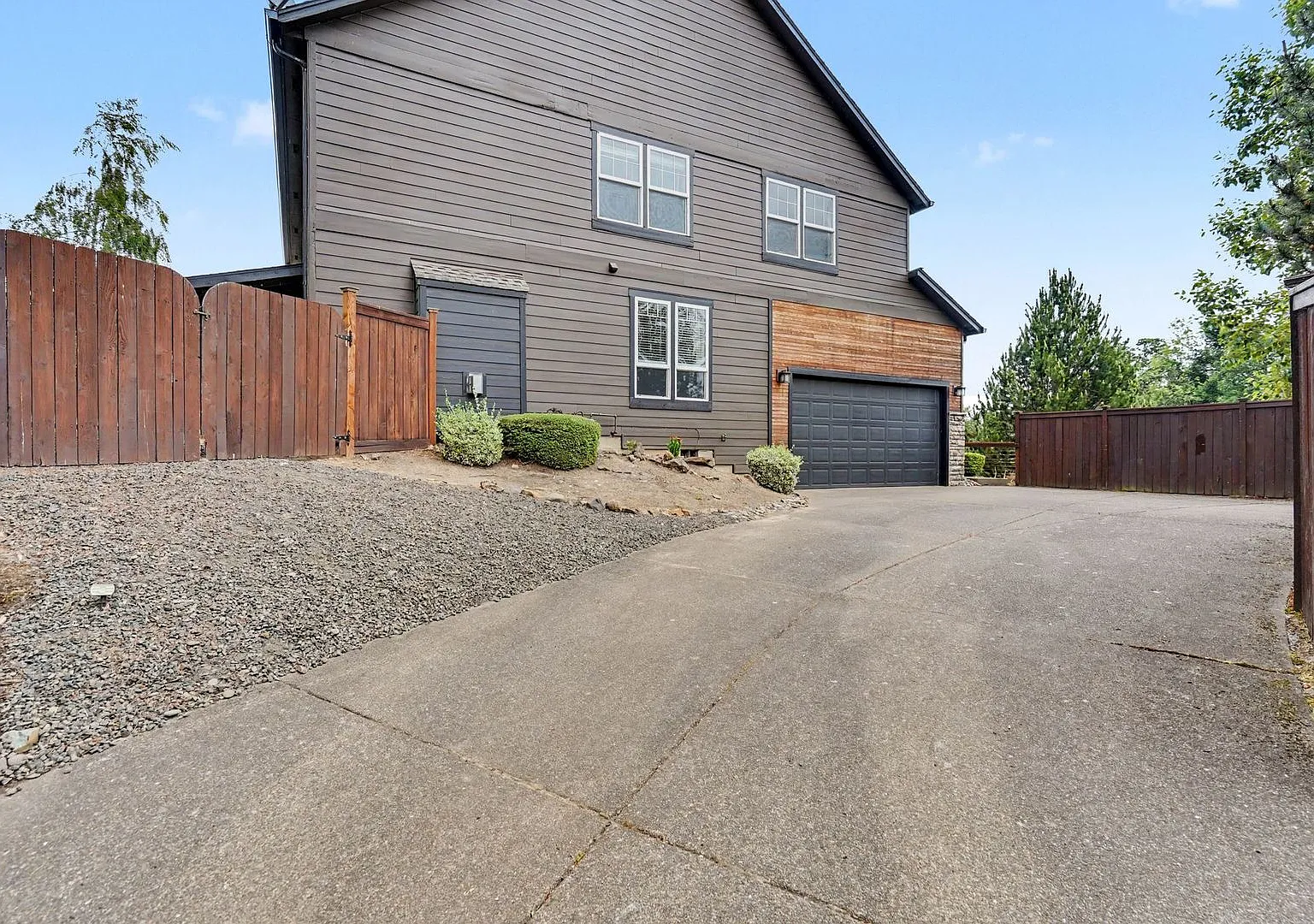 Spacious Five Bedroom Home in the Hills of West Salem — Photo 3