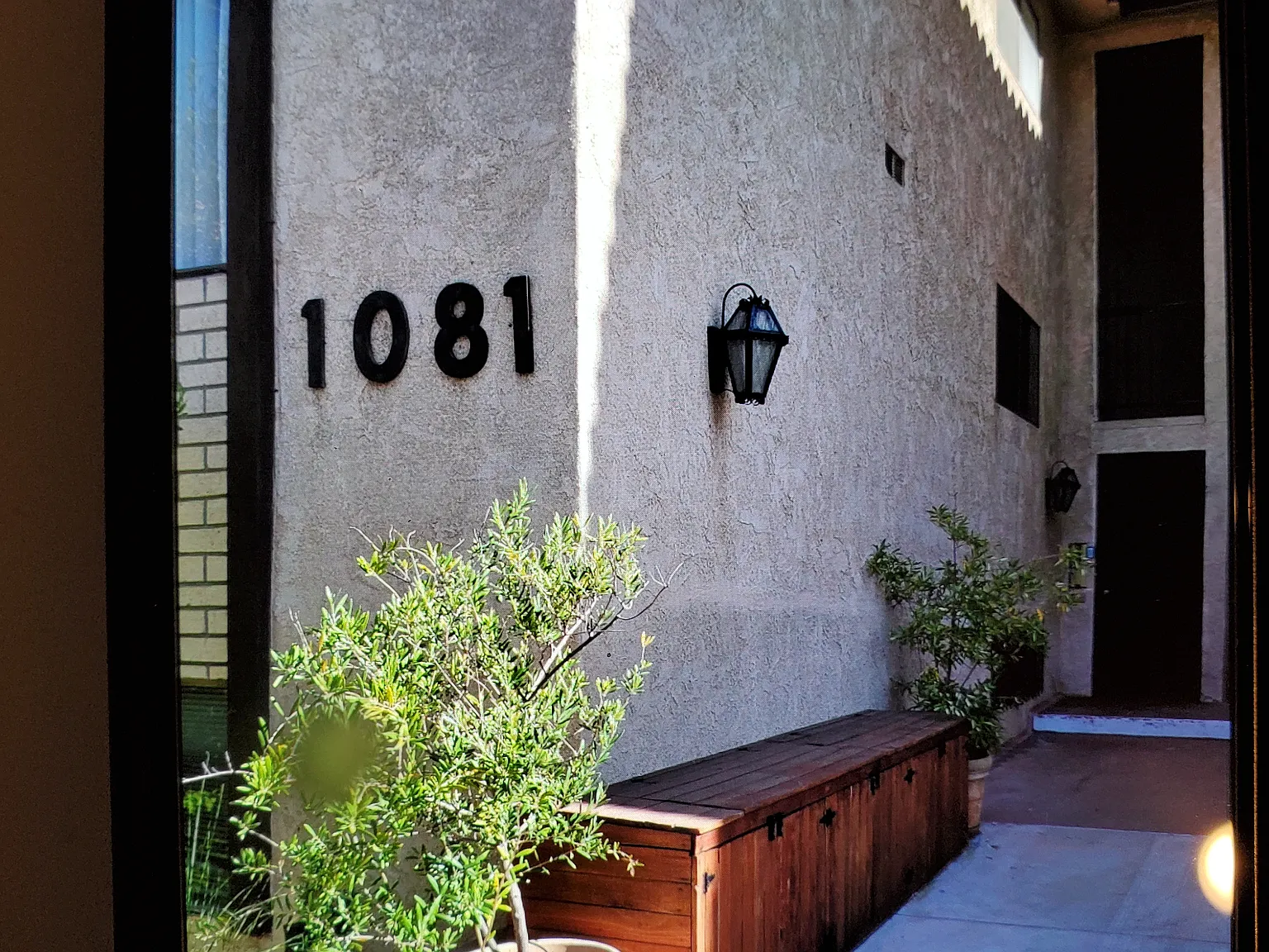 1081 W 9th St — Photo 1