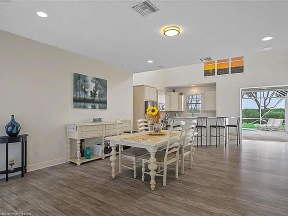 2nd image of 555 Sunset Pointe Dr