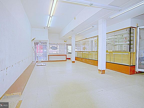 4th image of 2525 E Monument St