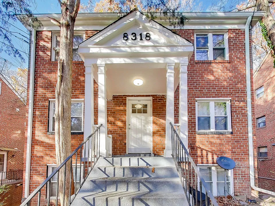 Roanoke Ave 8318