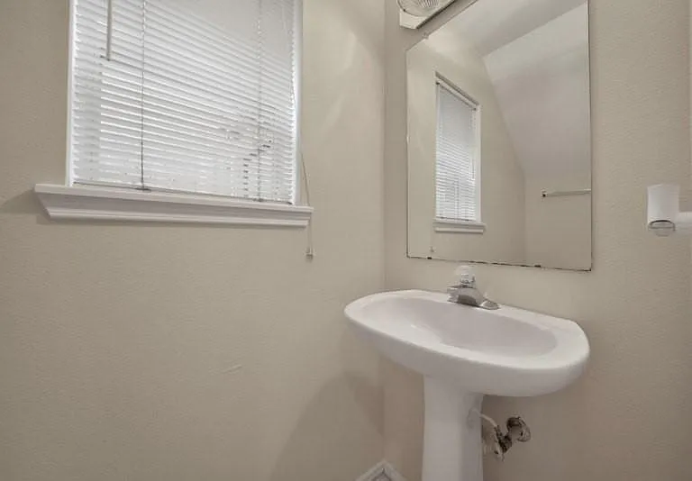 8016 Golf Green Cir — Photo 10
