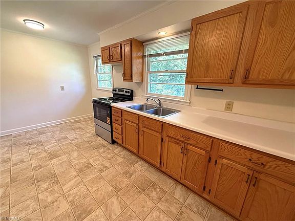 5th image of 165 Styers St