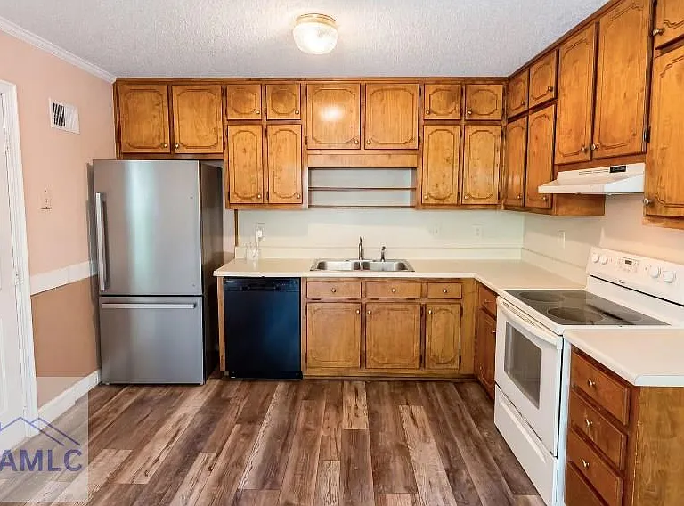 290 Pleasant Dr — Photo 3