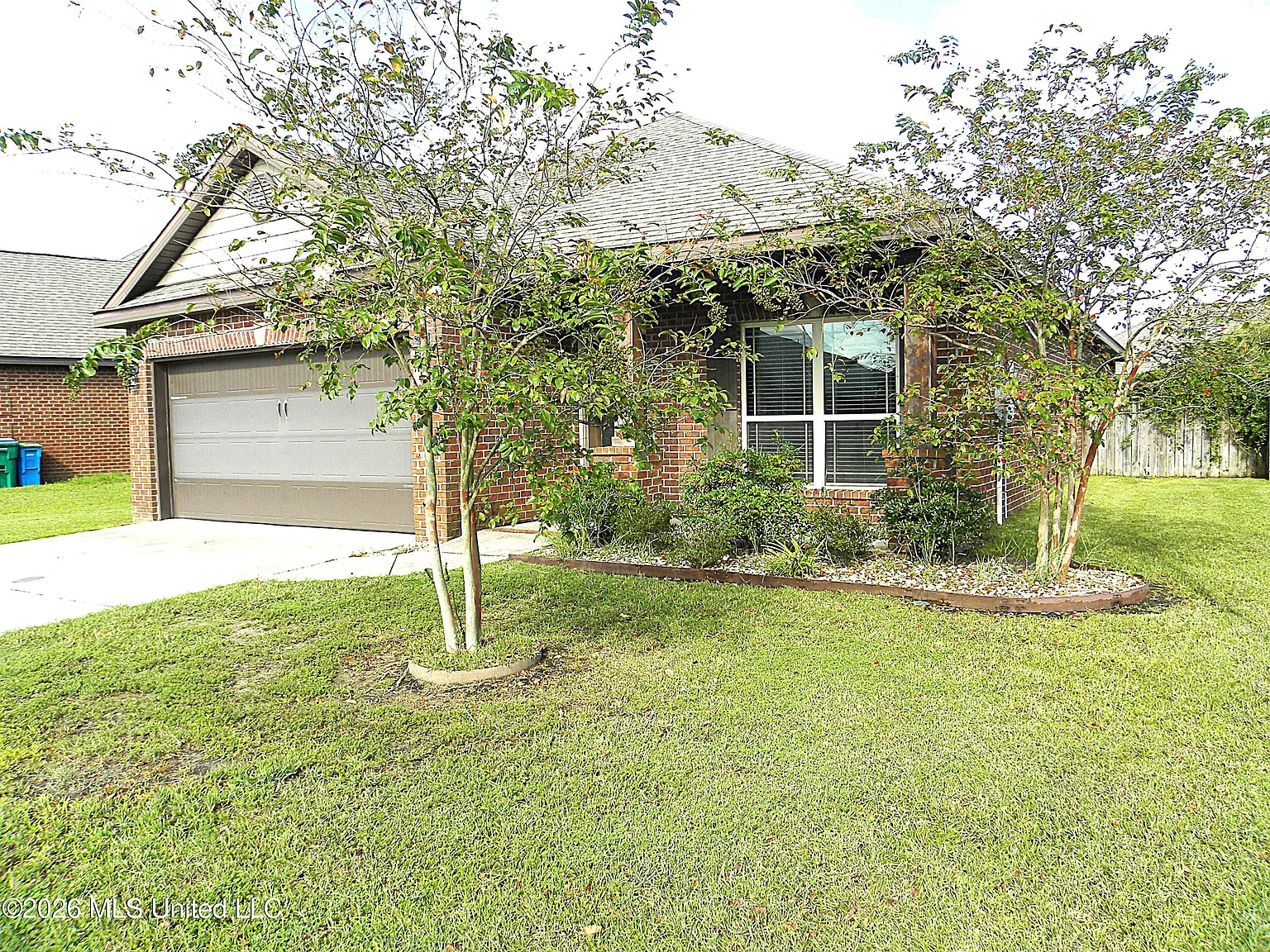 3 bed, 2.0 bath, 1736 sqft, $2,400 — Photo 2