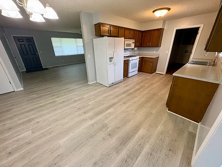 1021 Cedar St — Photo 3