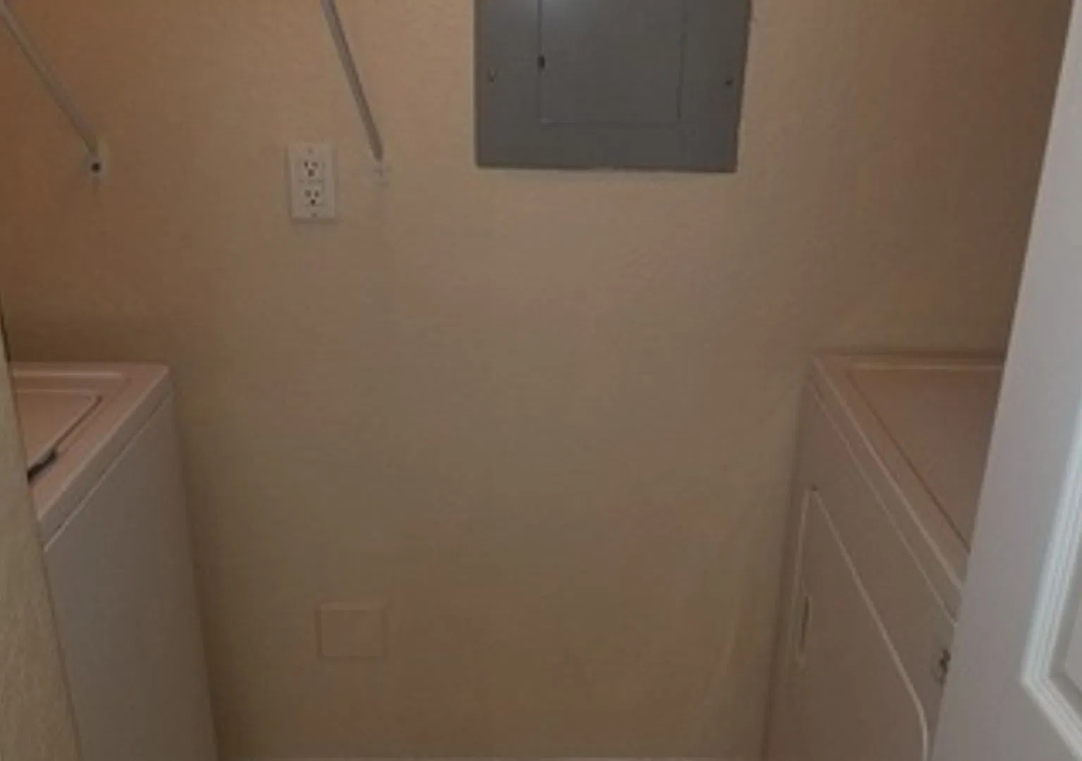 Unfurnished 1 X 1 first floor in desirable area of Bonita Springs — Photo 3