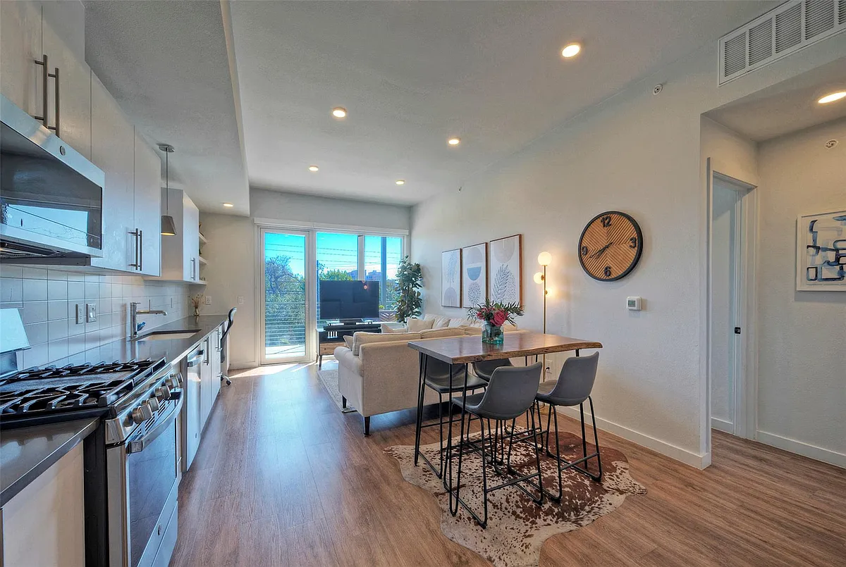 Building Photo - 4004 Banister Ln #207