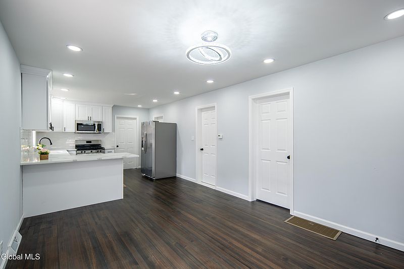4th image of 15 Wilson Avenue