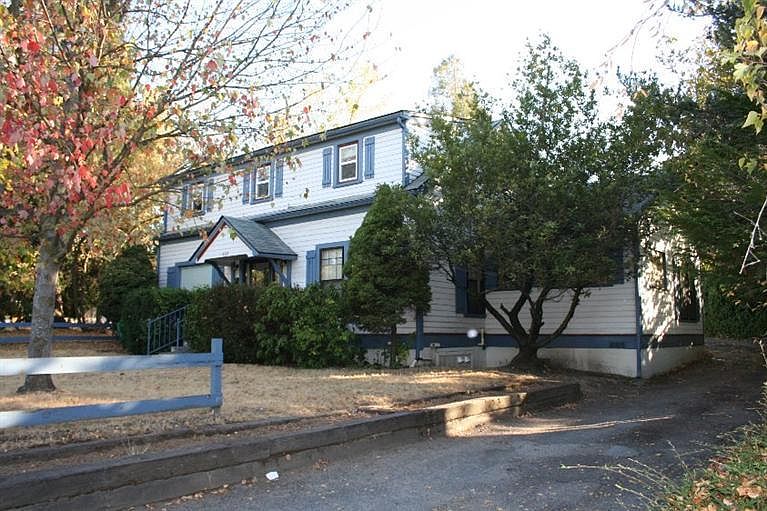 1st image of 862 Siskiyou Blvd