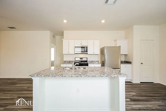 3 bed, 2.0 bath, 1412 sqft, $1,645 — Photo 3