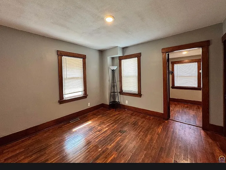 329 NW Waite St — Photo 4