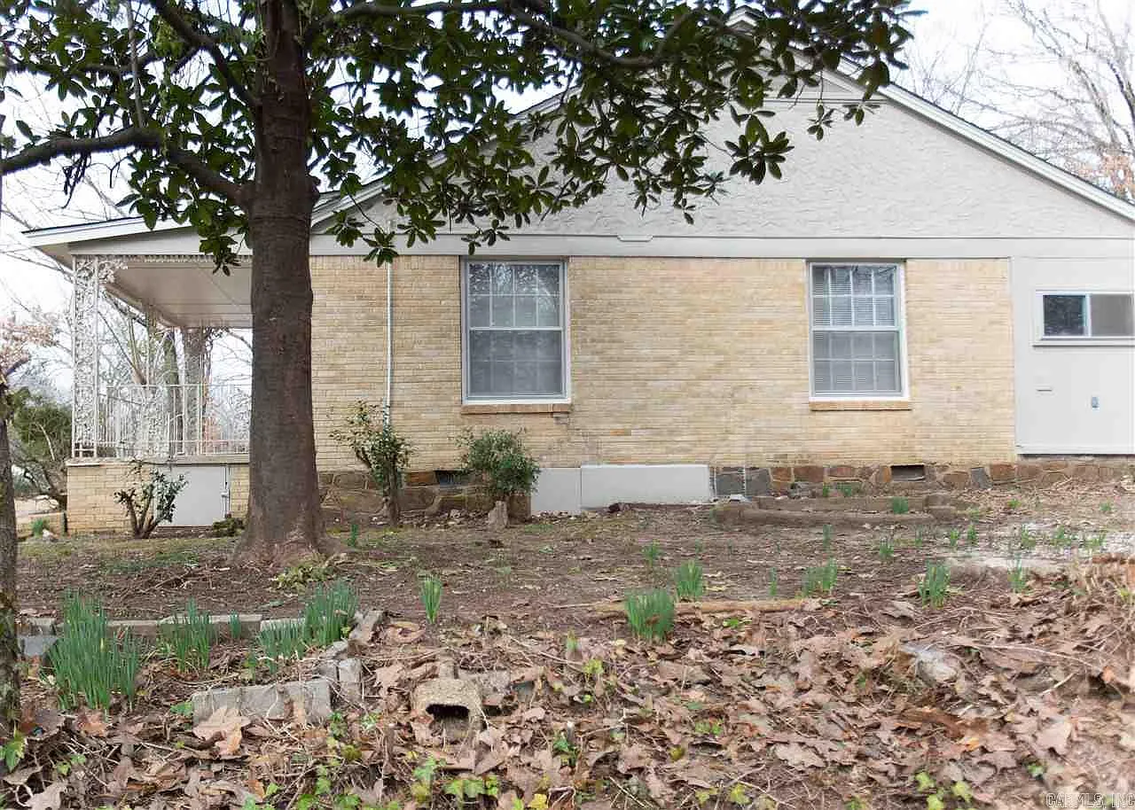 3 bed, 1.0 bath, 1602 sqft, $1,195 — Photo 2