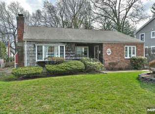102 Grove St, Waldwick, NJ 07463
